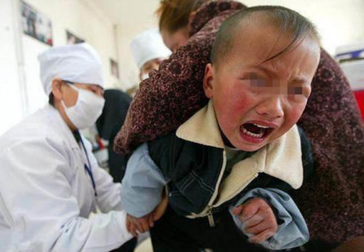 小男孩打针高情商回复,小男孩打疫苗又心疼又好笑