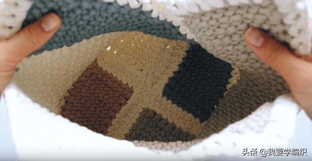 十一与其出门人挤人，不如在家看电视钩包包，一款拼色手提袋教程