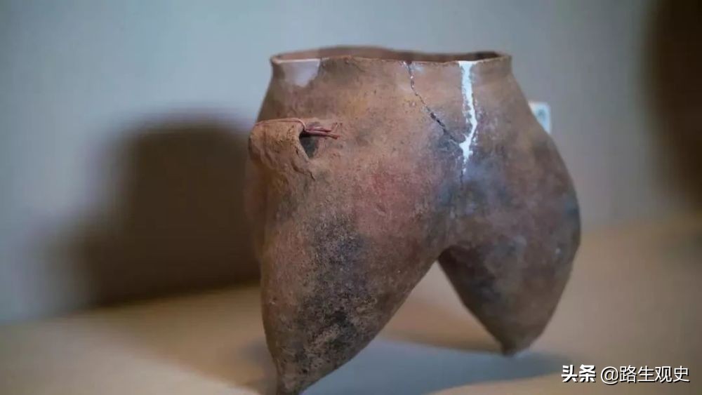 马步芳盗挖青海都兰古墓，派1个工兵营进驻，拿走金银器留下丝绸