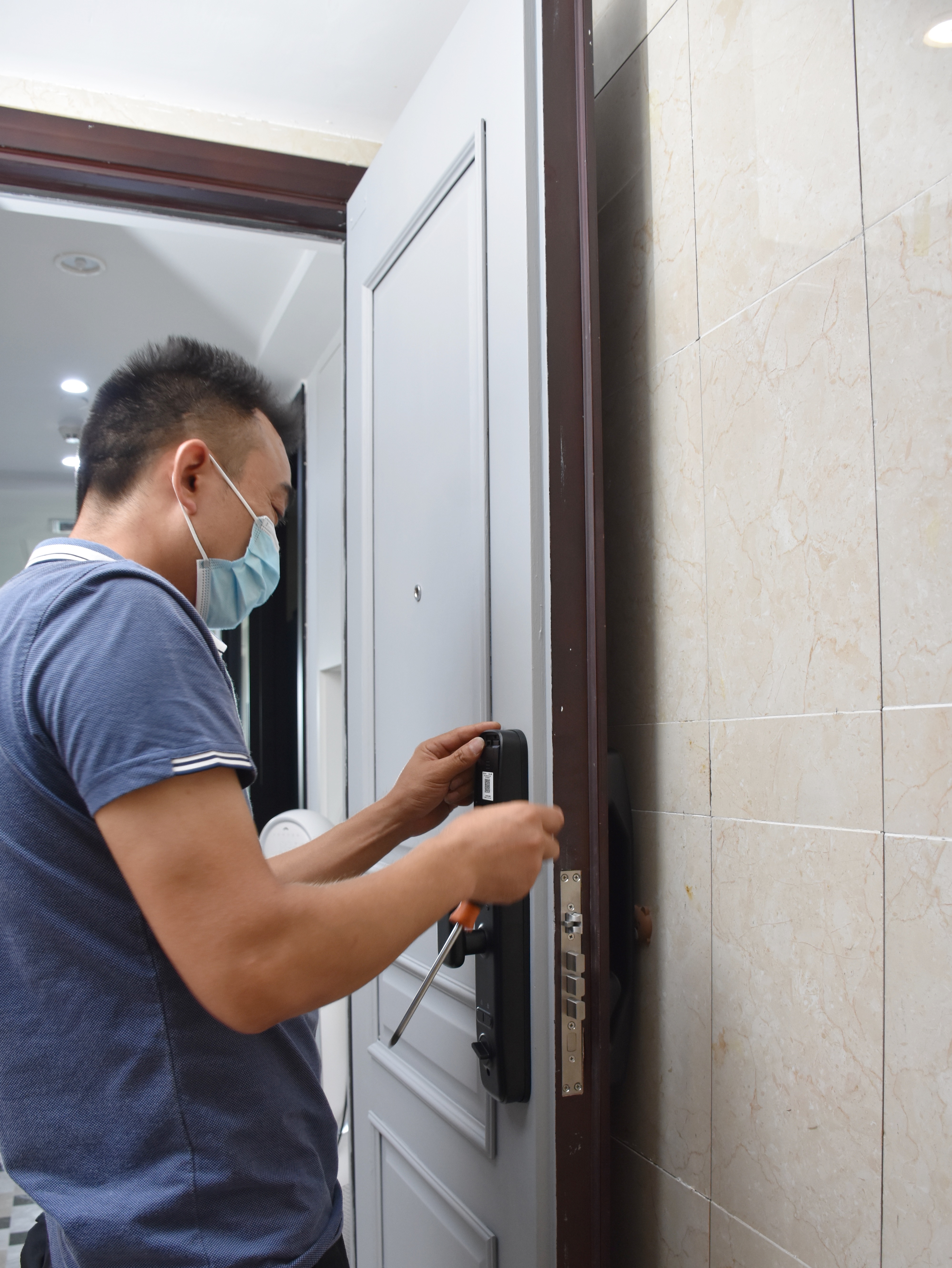 不建议木门改色,如何修复变黄的白色木门