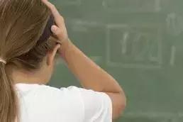 12岁孩子自卑爱哭心理脆弱想自残,8岁自残孩子心理