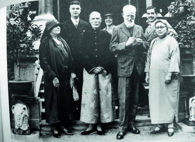 香港女子被犹太商人抛弃，生下两个孩子后，意外成为香港第一望族