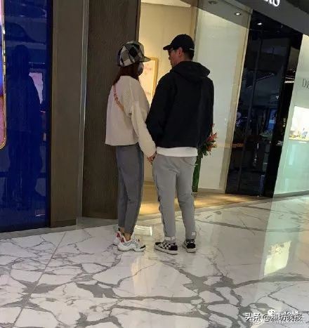 张亮离婚引发网友猜测,张亮宣布离婚前低调现身机场