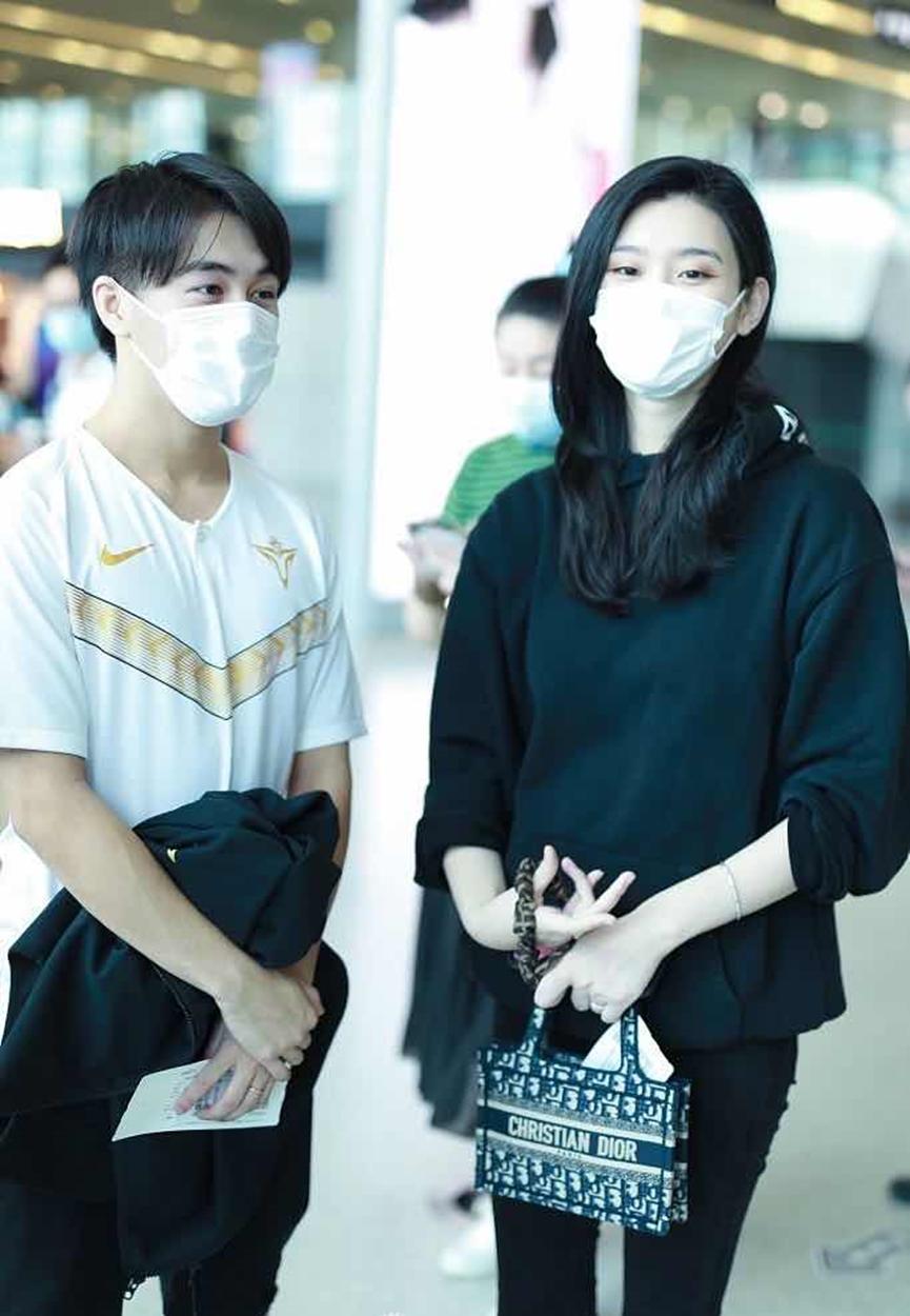 奚梦瑶机场偶遇何猷君,奚梦瑶吐槽何猷君买增高鞋