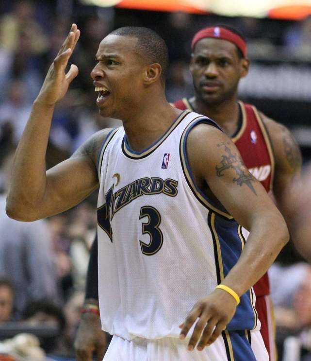 “球癖”NBA：姚明爱慕者最爱裸照，詹皇宿敌爱轮椅训练