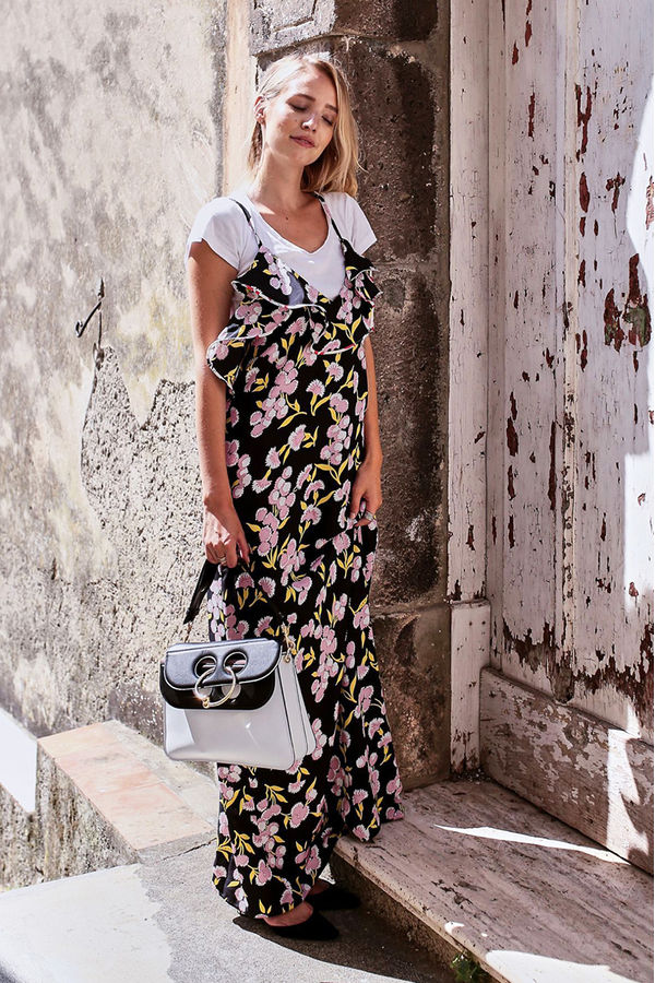 女人短袖搭休闲裙宽松时尚又减龄,吊带裙减龄显瘦洋气上档次