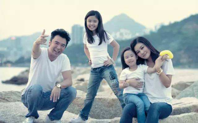 钟镇涛和章小蕙结婚10年负债2.5亿，为何和范姜在一起4年就上岸了