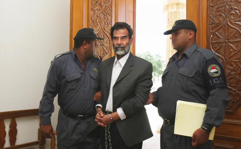 活人喂狮子，沥青路上练足球，萨达姆长子的残暴青出于蓝