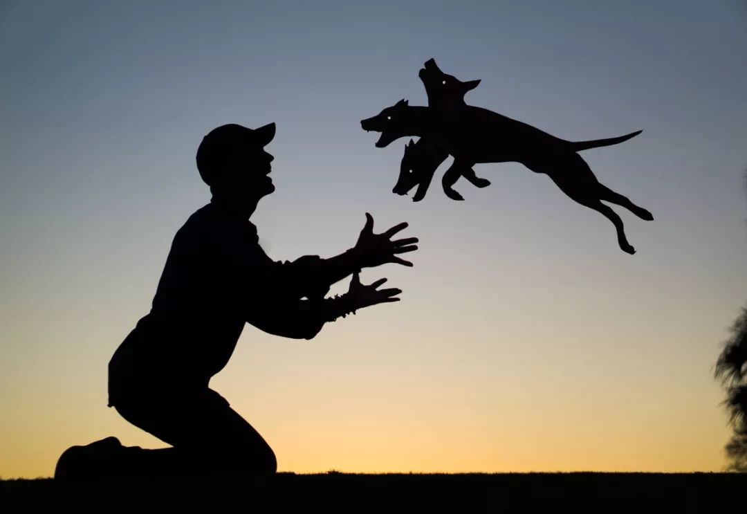 这个男人拍的漫画剪影，小孩看笑了，大人却哭了......