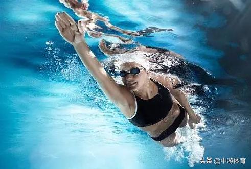 中游体育：第三种增加游泳速度的技巧减少失速
