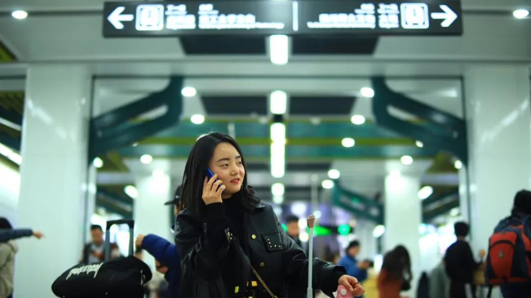 春运路上的幸福,高铁上的春运流动的年俗年味