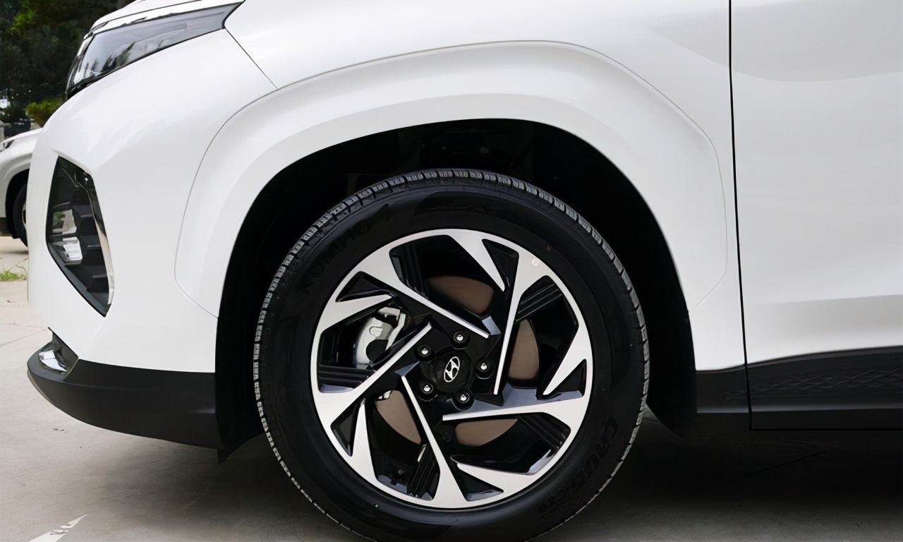 北京现代库斯途和别克gl8,现代库斯途和别克gl8选哪一个