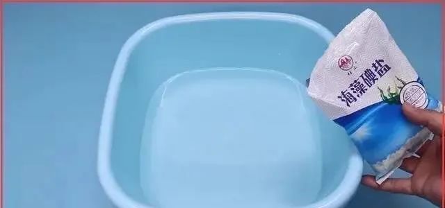 彩色衣服被漂白水弄褪色怎么恢复,黑色衣服褪色了发红如何恢复原色