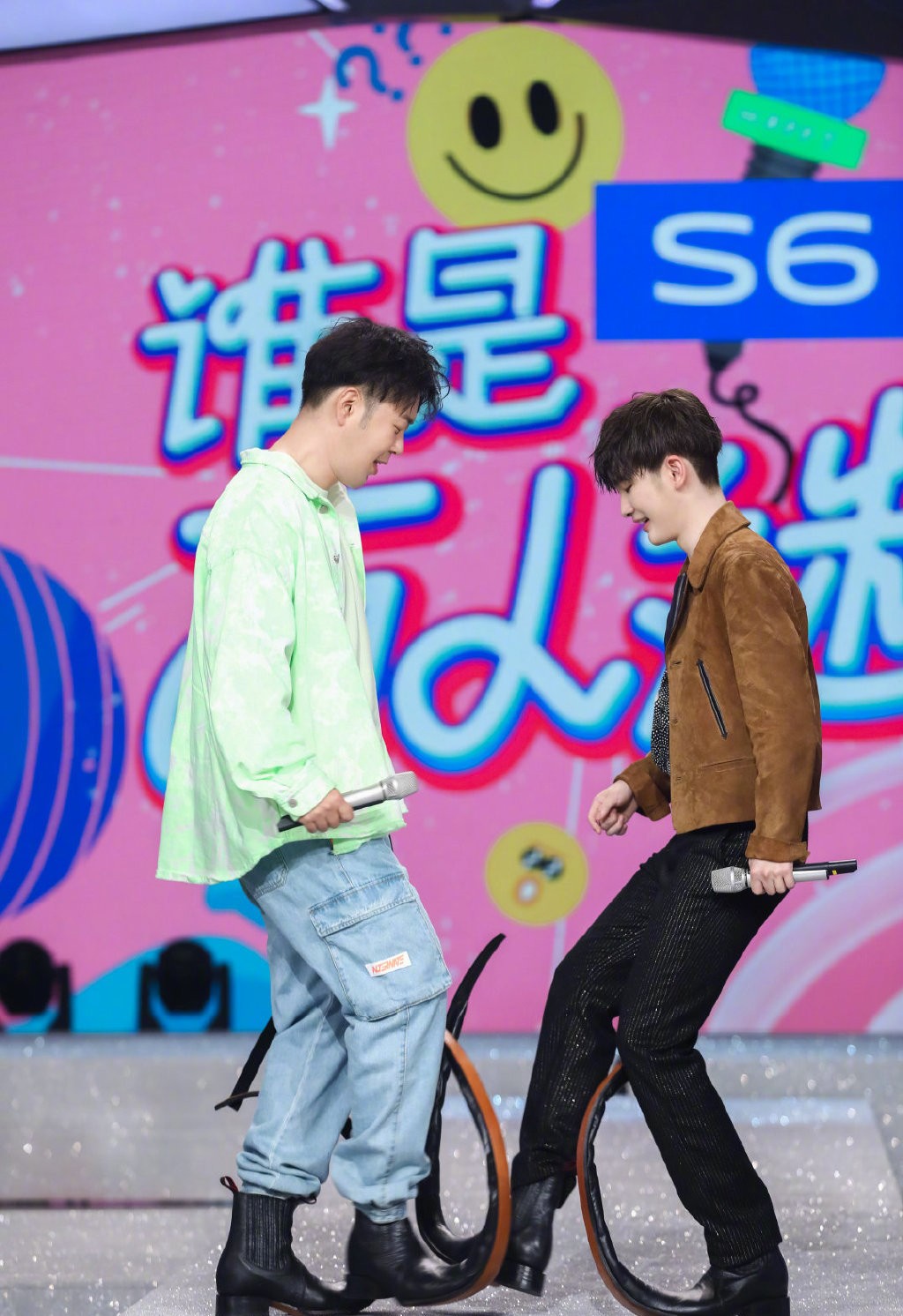 周震南是来搞笑的吗？穿棕色夹克配条纹裤，短靴鞋尖都翘到膝盖了