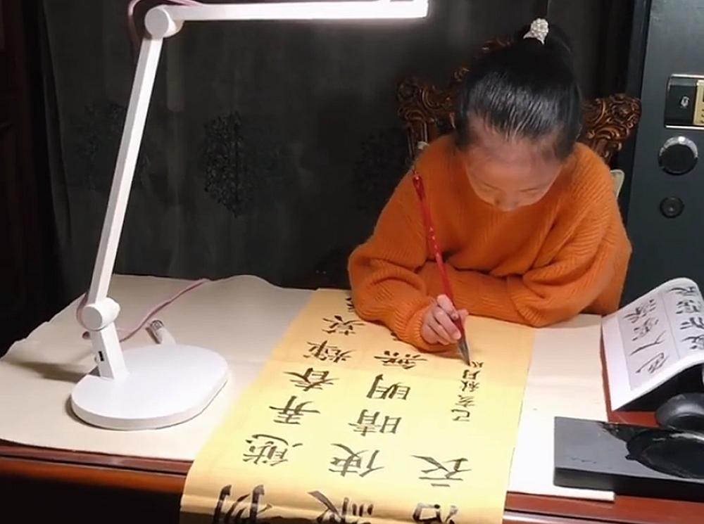 自律的孩子试卷笔迹,小学生作业字迹走红网络