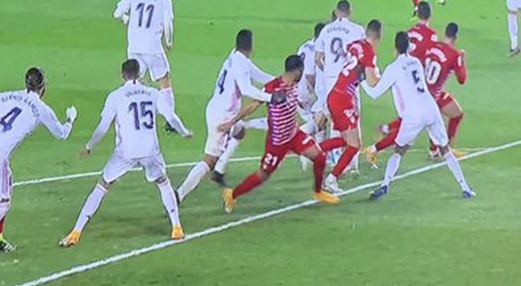 又是皇马！兽腰禁区拉人漏判点球，三天前队长手球直接不看VAR