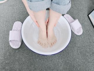 爽炸了!干丑裂的脚皮,一张完整撕掉,敢跟婴儿比姣嫩!