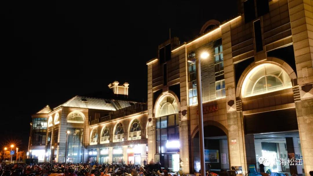 上海轨道交通9号线松江新城站的变化：灯光开启后，如同外滩盛景