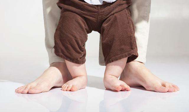 宝宝腿型不好看妈妈不要着急，这么做就对了