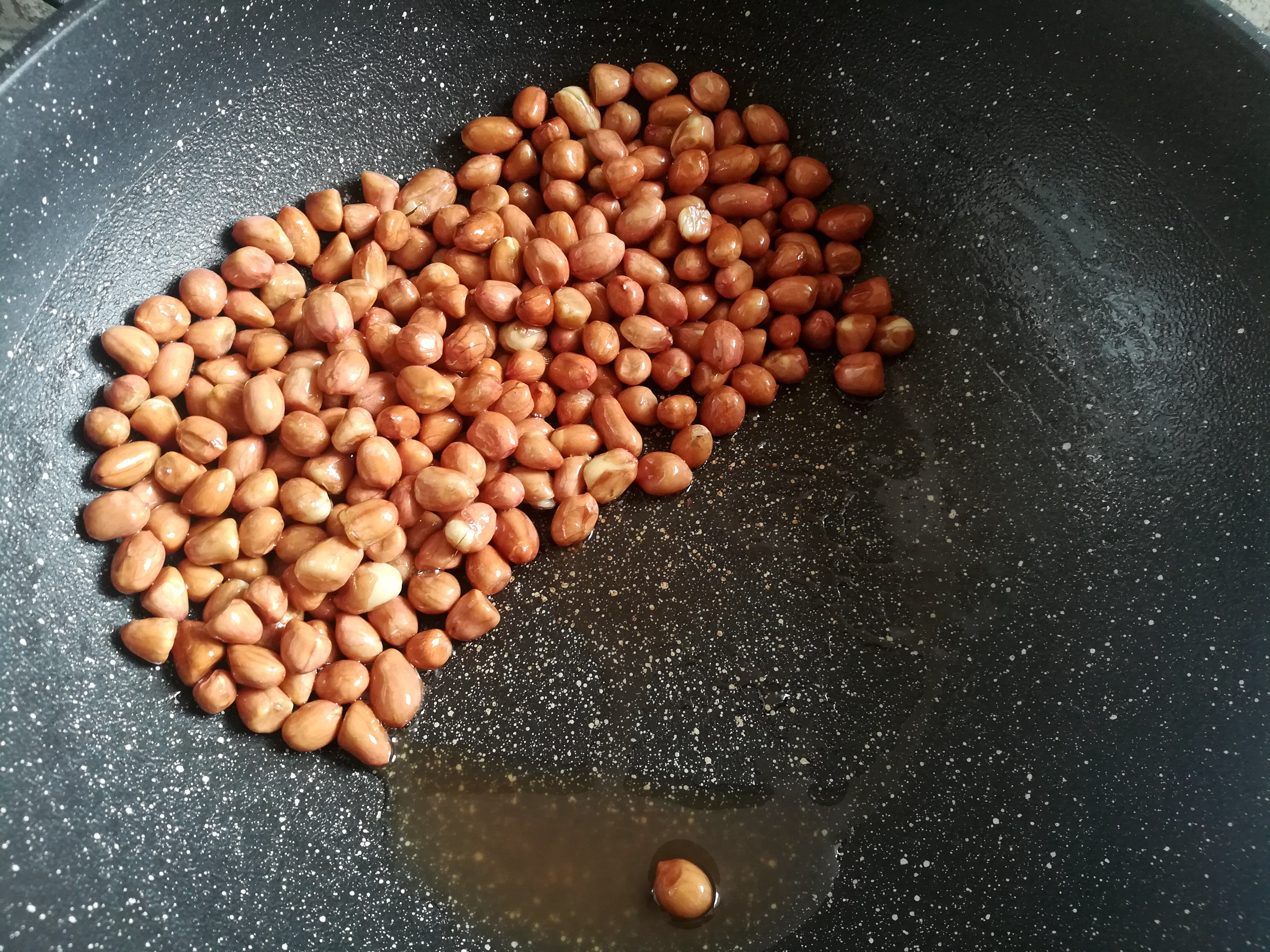 炒花生米用不用去皮,花生米必须用油炒才脆吗