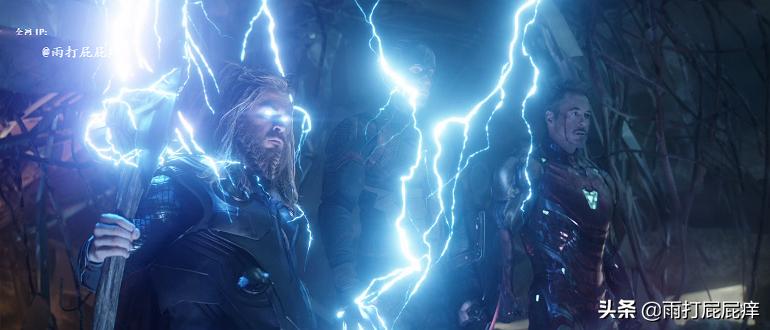 雷神拿暴风战斧和惊奇队长,惊奇队长和暴风战斧