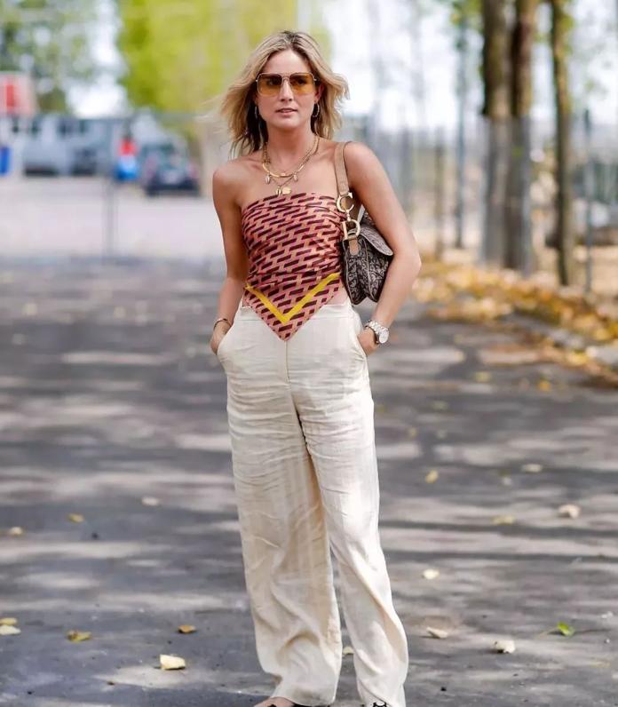 丝巾春天的系法大全慢动作,春天戴丝巾旅行穿搭