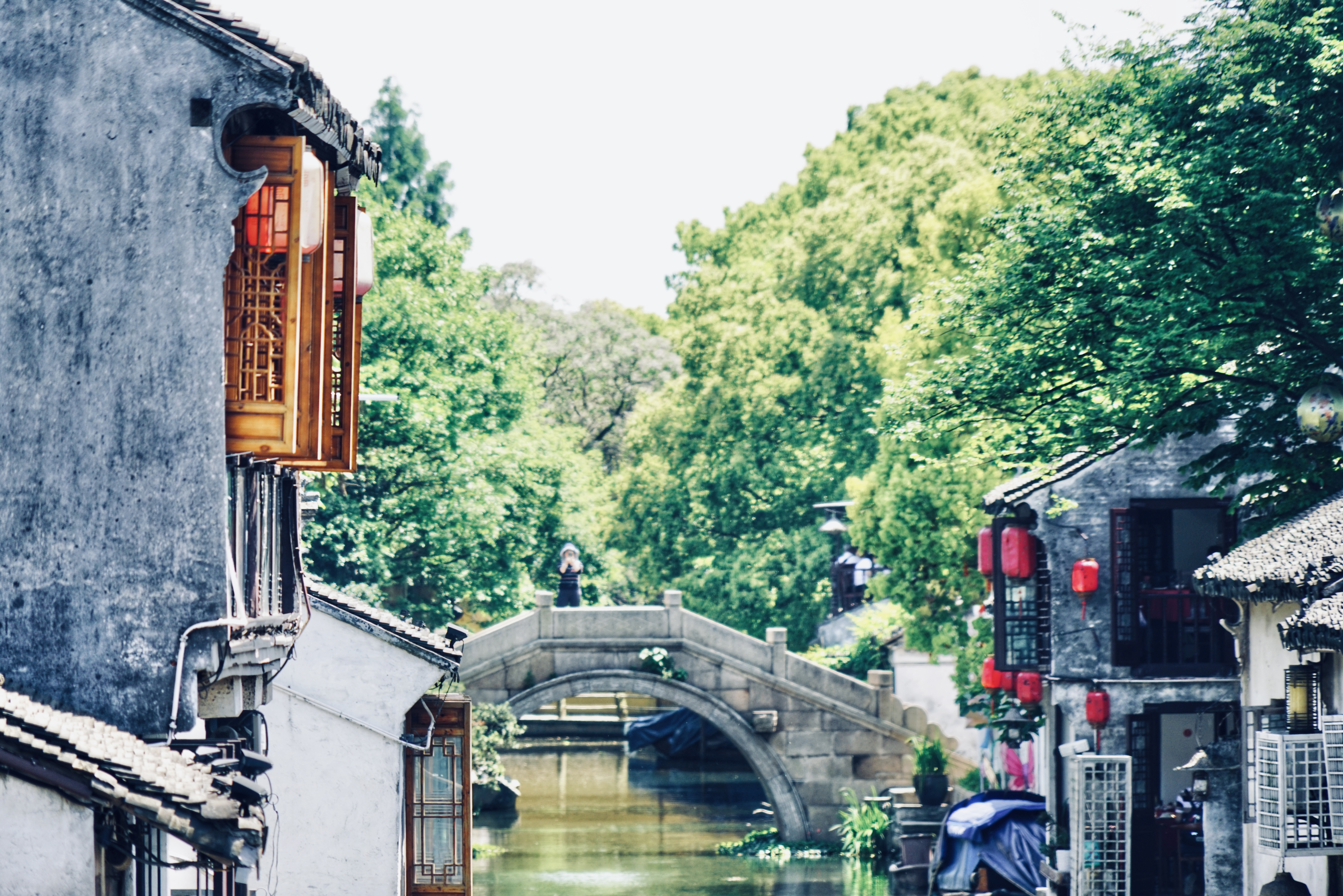 周庄古镇小桥流水在里面还是外面,江南水乡周庄乌镇小桥流水人家