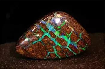 欧泊是矿物吗,欧泊是什么矿物