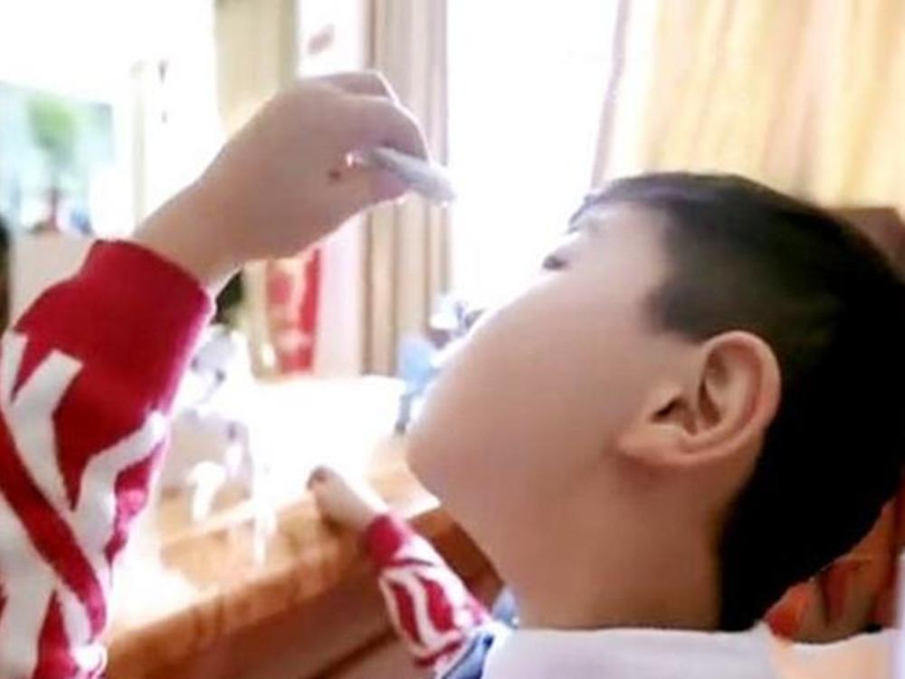 干燥剂爆炸男孩失明,干燥剂爆炸致失明八岁