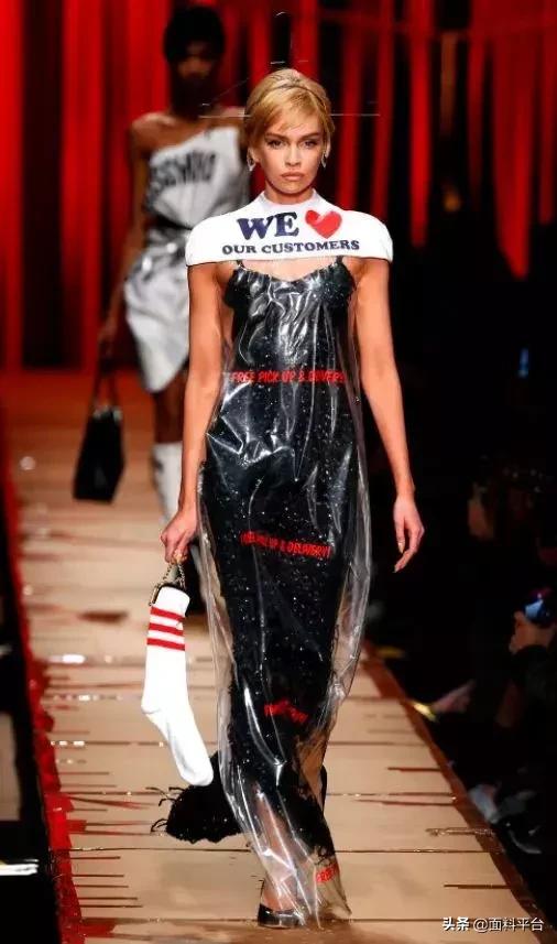 辣眼睛：“露奶衫”火了？一件4000元遭哄抢！太骚了