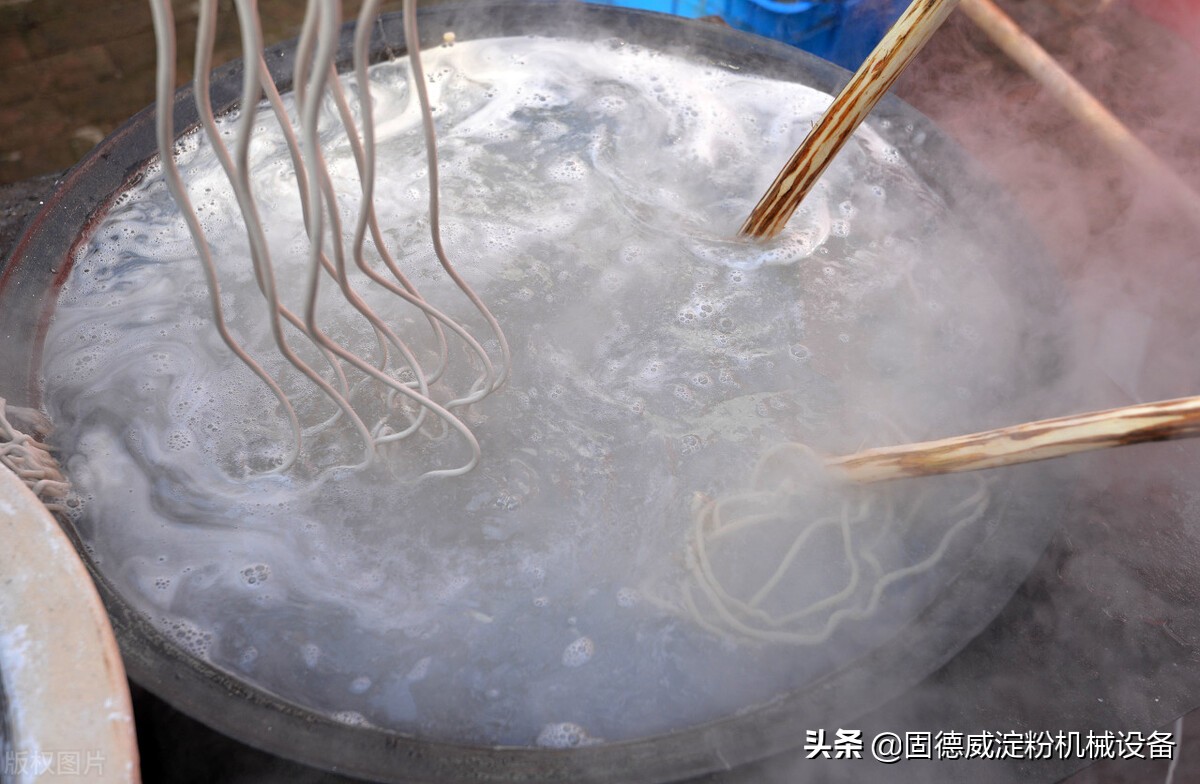 自制新型红薯粉条机器,漏瓢式手工粉条视频