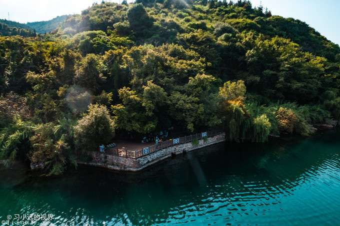 在高山湖泊边拍摄的风景照片湖底,绝美天池风光摄影照片