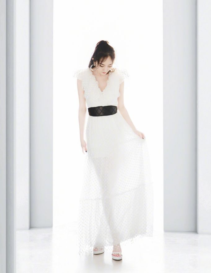 杨幂军装蜂腰,杨幂穿背心腰细腿长