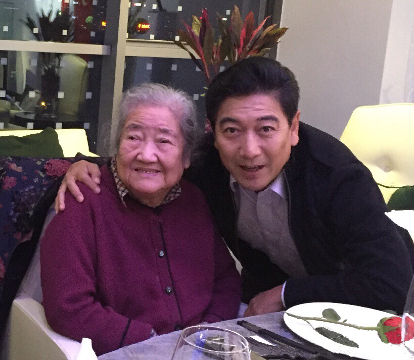 水均益赡养单身残疾大哥，催人泪下手足情