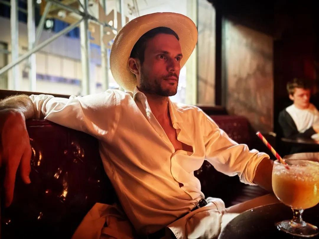 35岁的他登上中国版《时尚先生》封面，长得确实很帅