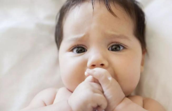 宝宝不小心跌下床怎么办,宝宝不小心掉地上发生意外