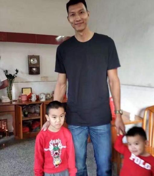 男篮一哥易建联，低调回乡祭拜，凡事亲力亲为并嘱咐乡里远离采访