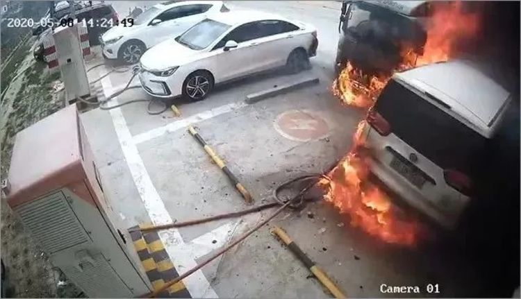 电动车自燃比亚迪会赔吗,电动车自燃烧坏汽车案件