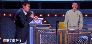 篮球足球互相调侃,足球与篮球菜鸡互啄