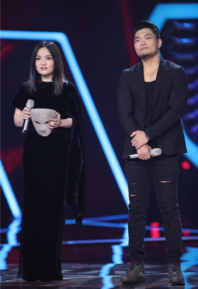 蒙面唱将戴黑帽的女嘉宾 (蒙面唱将看眼睛就知道是谁)