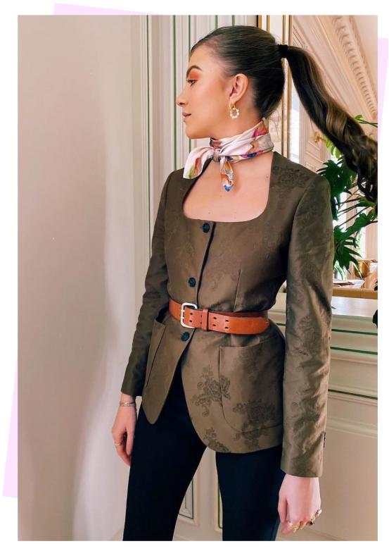 丝巾有哪些时髦又高级的搭配,简单丝巾穿出高级感