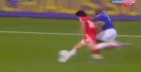 中超一晚出现两次恶意犯规,中超泰山队有哪些恶意犯规