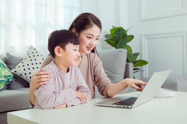 当孩子被大人骂时家长应该怎么做,孩子经常被父母骂会造成什么影响