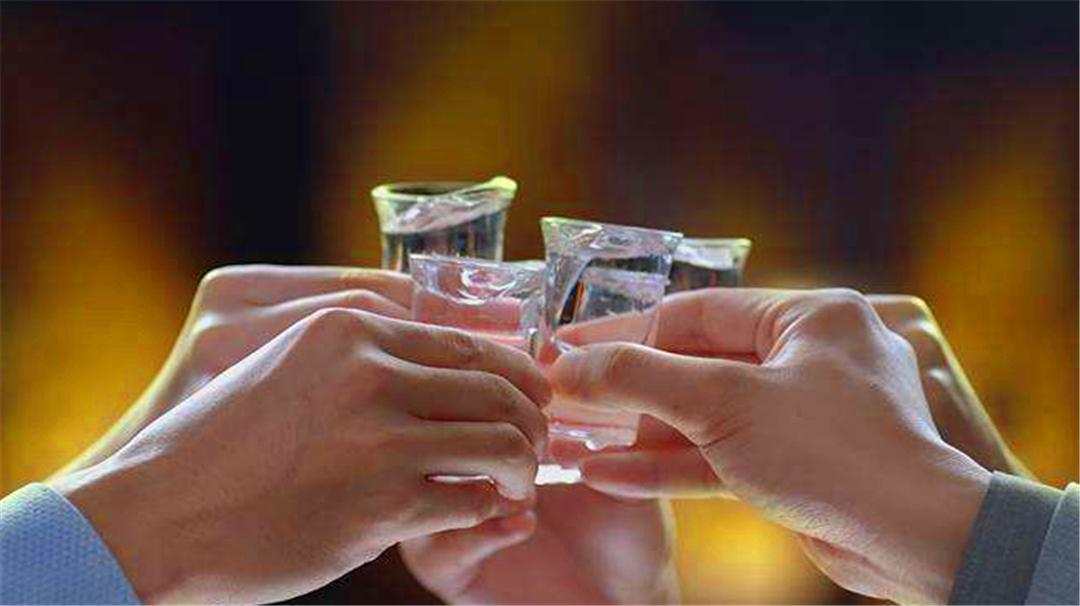 吃海鲜喝白酒为什么容易呕吐,喝了白酒头疼恶心呕吐怎么办