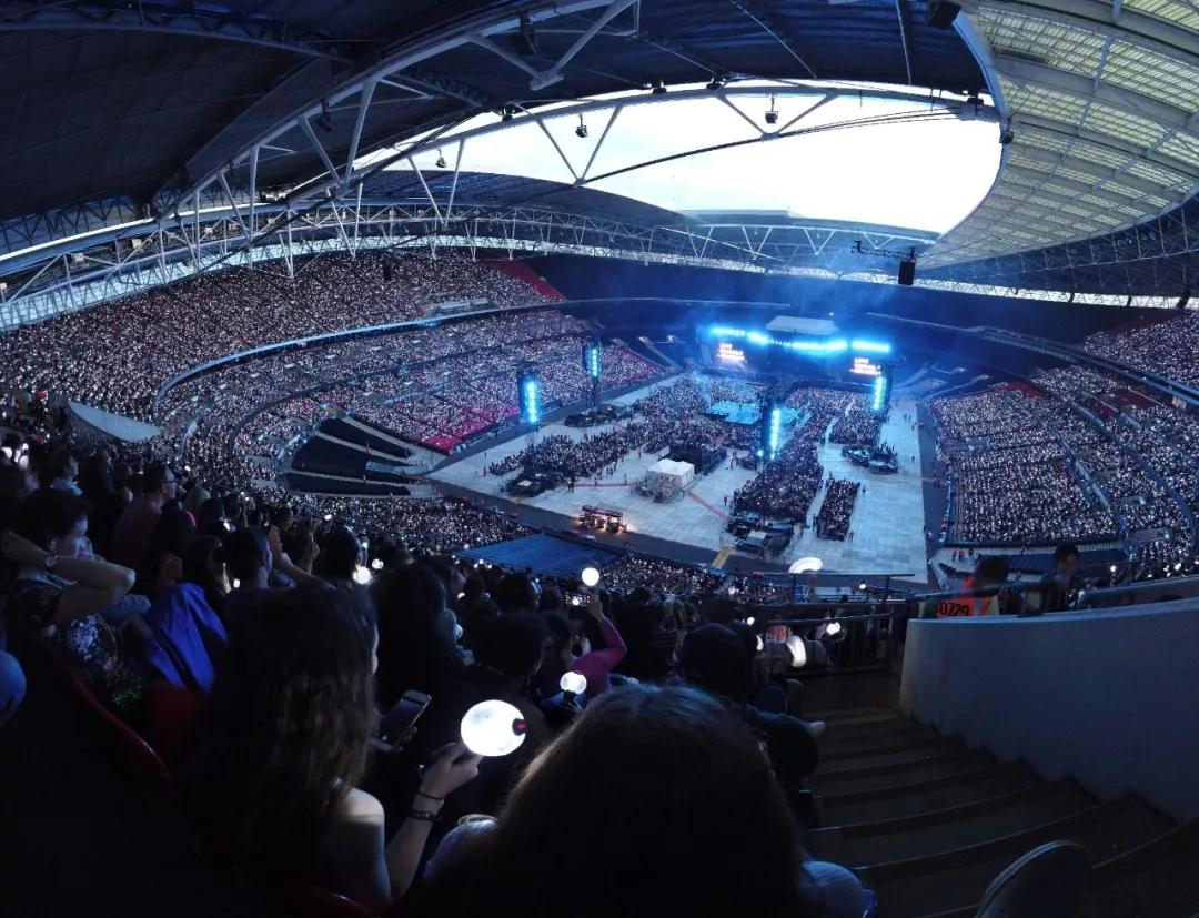 他们征服了这被世人铭记的传奇音乐圣殿，再次创造K-pop新历史