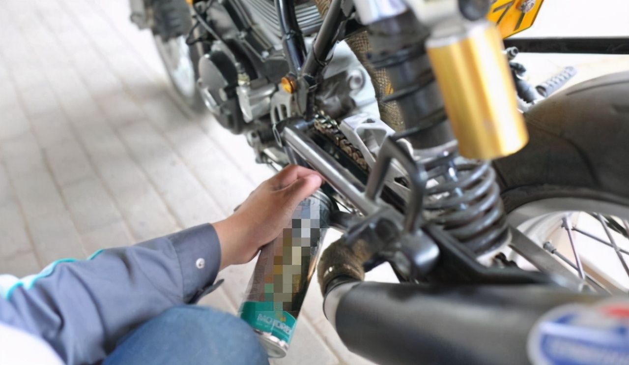 摩托车链条到底要不要加机油,摩托车链条有必要上油吗