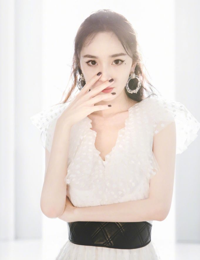 杨幂军装蜂腰,杨幂穿背心腰细腿长