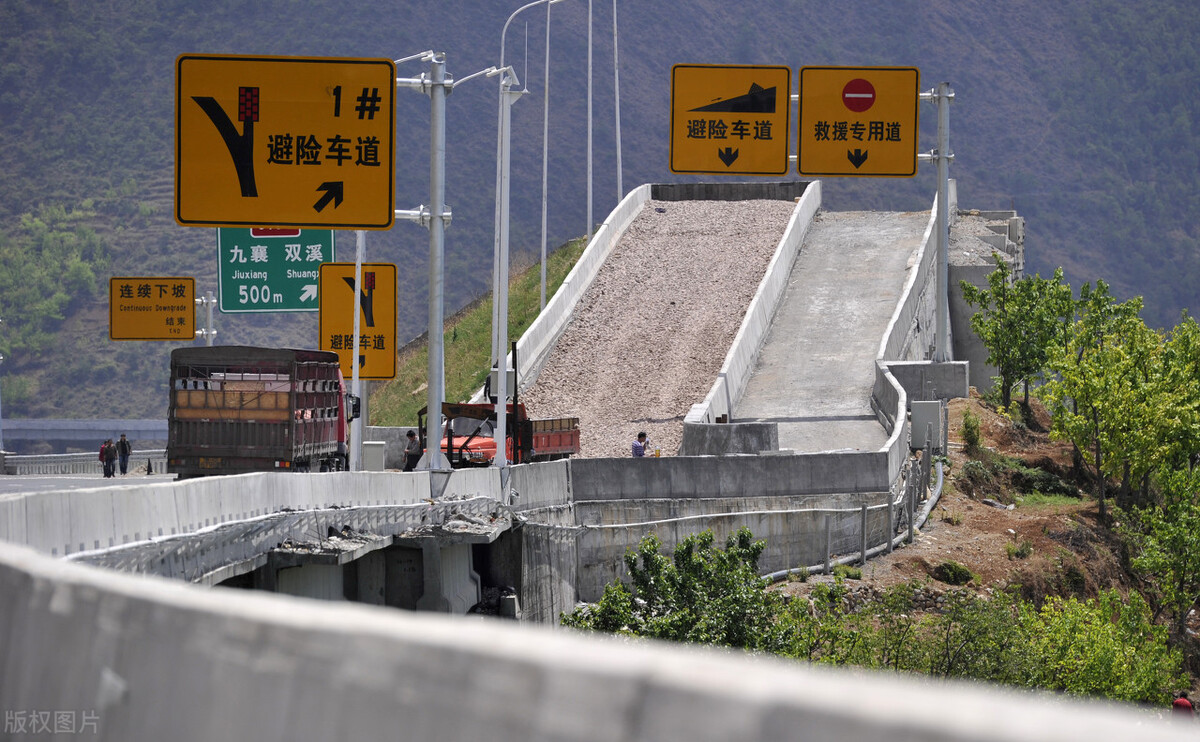 高速刹车失灵怎么自救大众,高速刹车失灵怎么自救手动挡