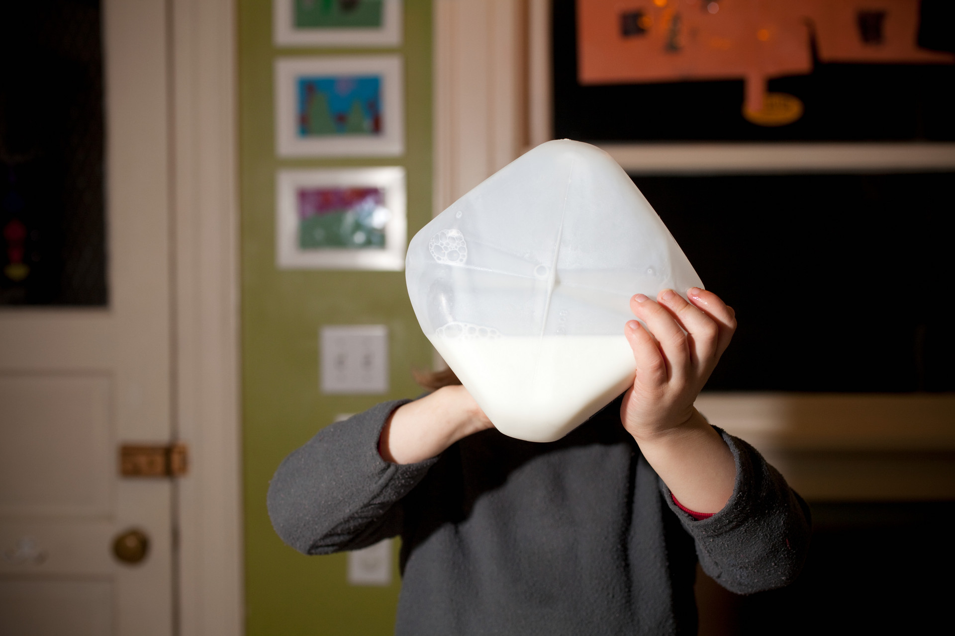 怎么才能让吃母乳的孩子喝牛奶,小孩应该喝什么牛奶最好