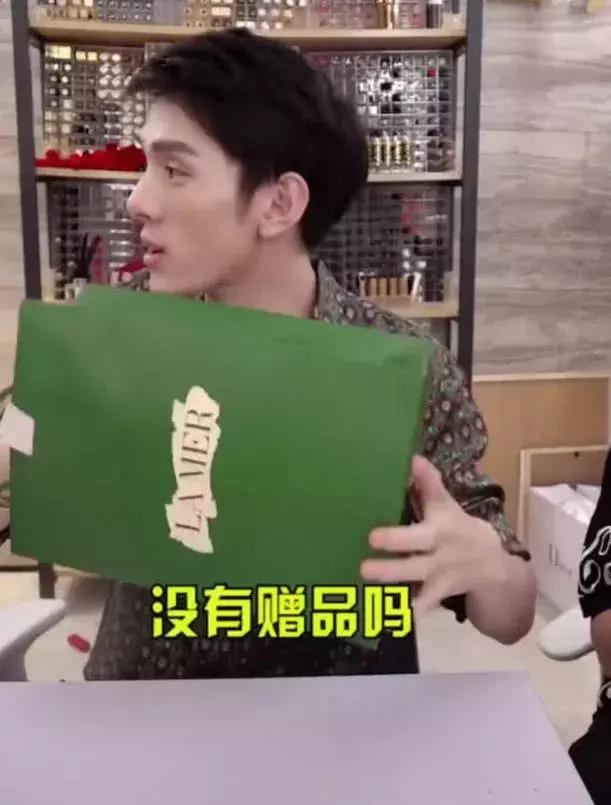 D表姐种包：柜姐上辈子是不是得罪了银河系？所以就被人怼·····